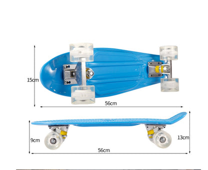 Skateboard à quatre roues à la mode et à la personnalité créative