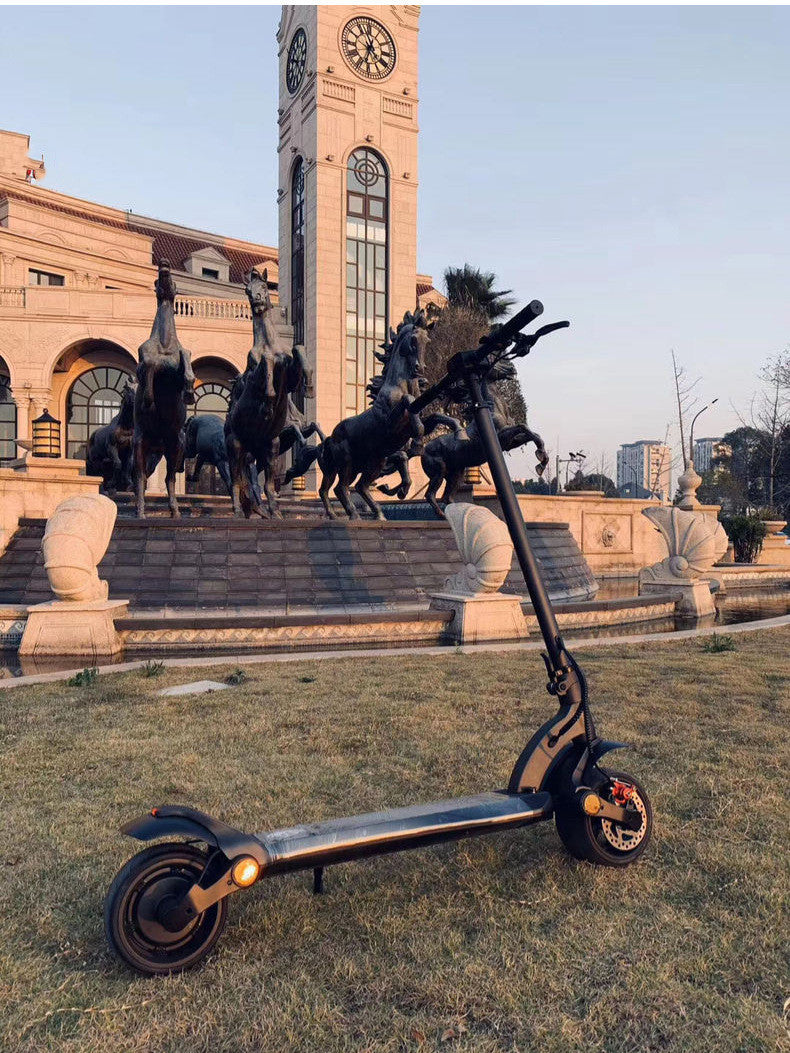 Trottinette pliable à double entraînement avec pneus larges