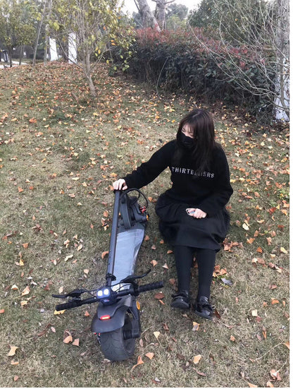 Trottinette pliable à double entraînement avec pneus larges